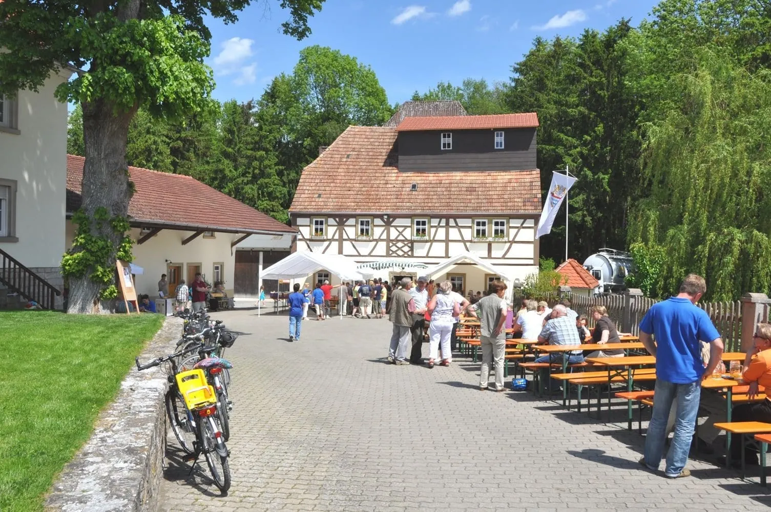 Die Schlossmühle Untereuerheim, ein Fachwerkbau mit rotem Ziegeldach.