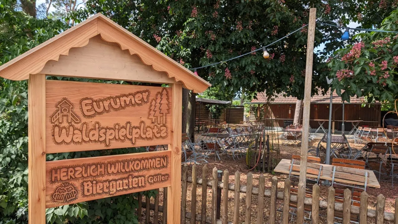 Eingang zum Eurumer Waldspielplatz mit Biergarten des SV Untereuerheim.
