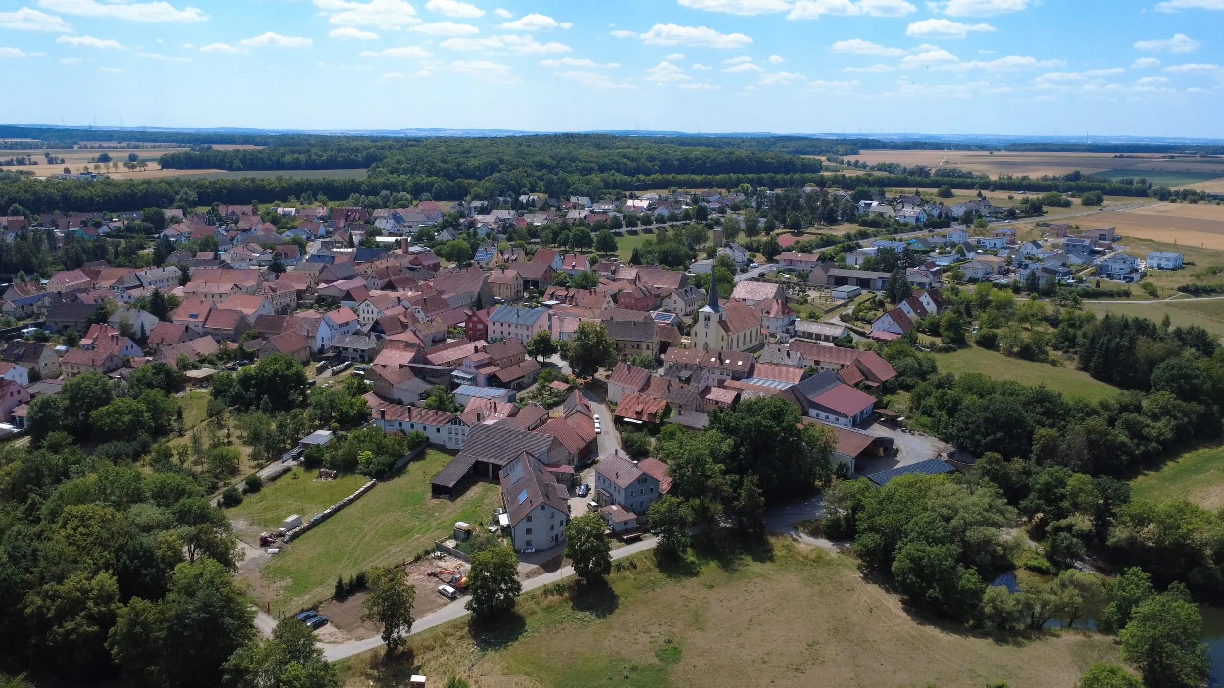 Luftbild über die Ziegeldächer des Altorts von Untereuerheim.