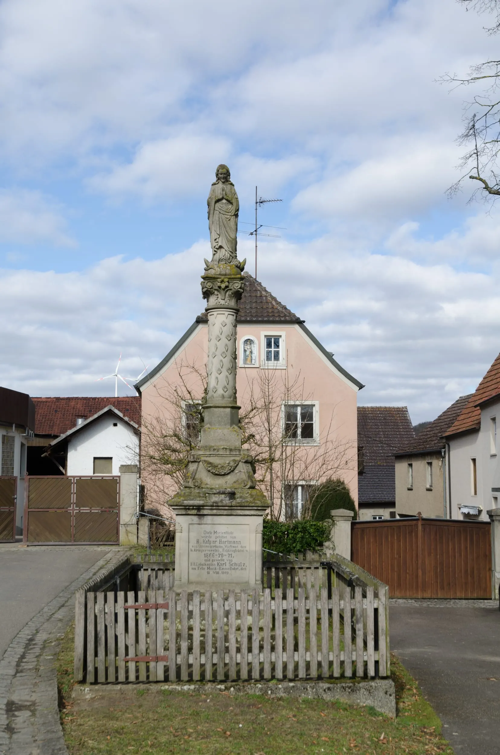 Die Mariensäule in Untereuerheim, ein Zeichen des marianischen Gelübdes.