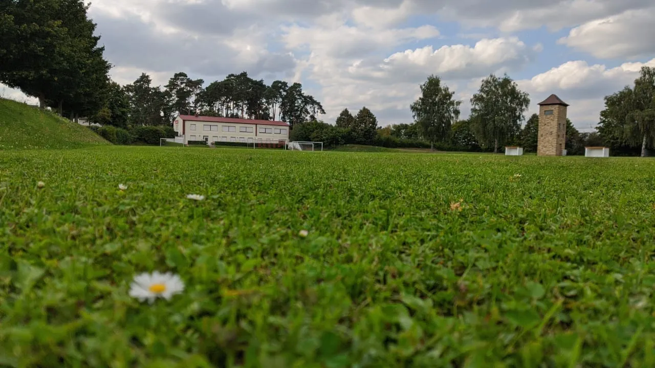 Sportplatz des SV Untereuerheim mit Vereinsheim und Toranlage.