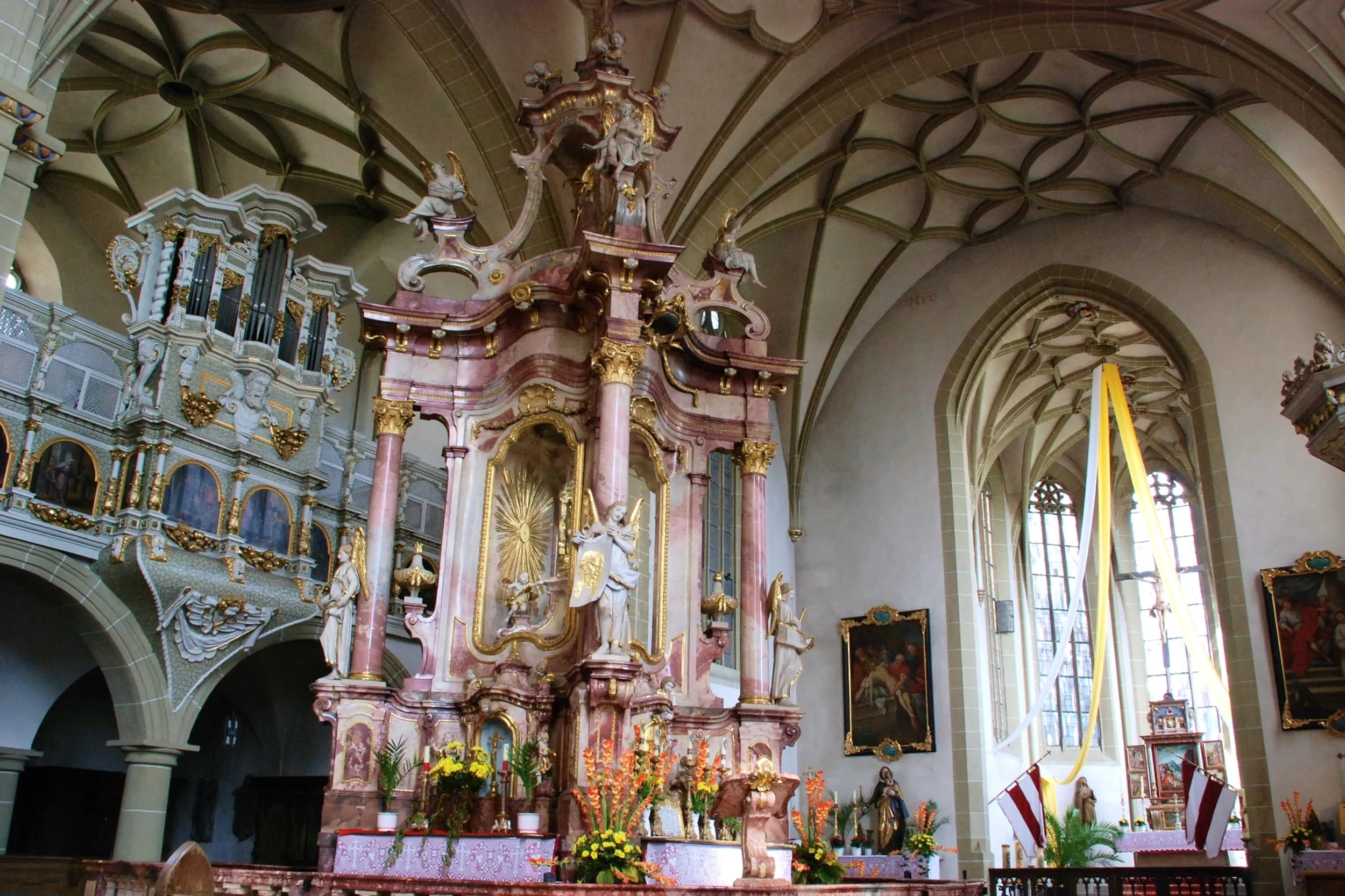 Innenraum der Wallfahrtskirche Maria im Sand mit barockem Hochaltar.